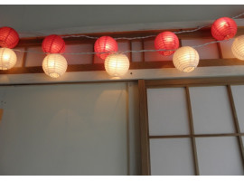Lyskæde af små japanske rispapirlamper